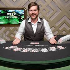 Antarmuka aplikasi youslot88 menampilkan menu utama dengan pilihan football, live casino, dan slot games